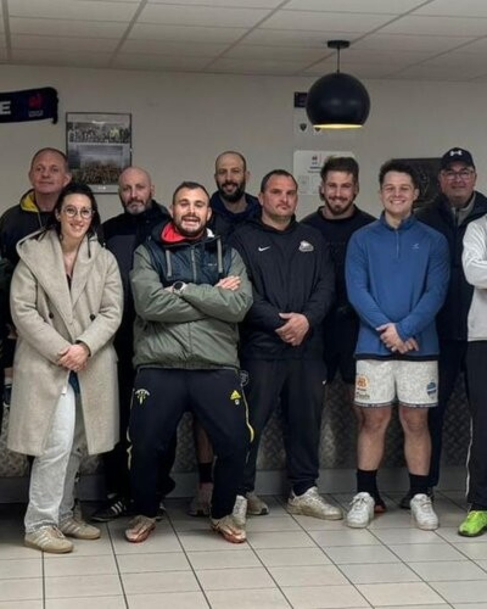 TOUTES LES GENERATIONS JOUENT AUX CARTES