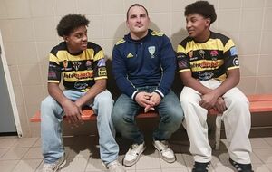 SES FRERES JUMEAUX QUI S'ECLATENT SUR LE TERRAIN