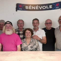 DERRIERE LES JOUEURS ON TROUVE UNE EQUIPE DE BENEVOLES
